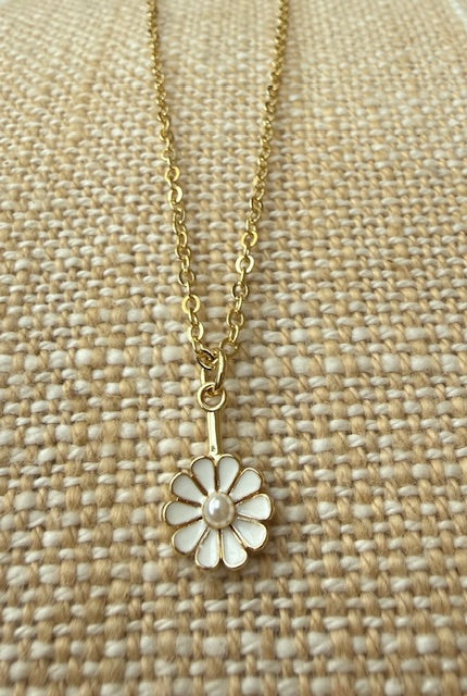White Daisy Pendant Necklace
